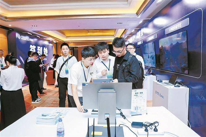 “智慧八闽·云启未来”中国移动云电脑订购会在厦举行